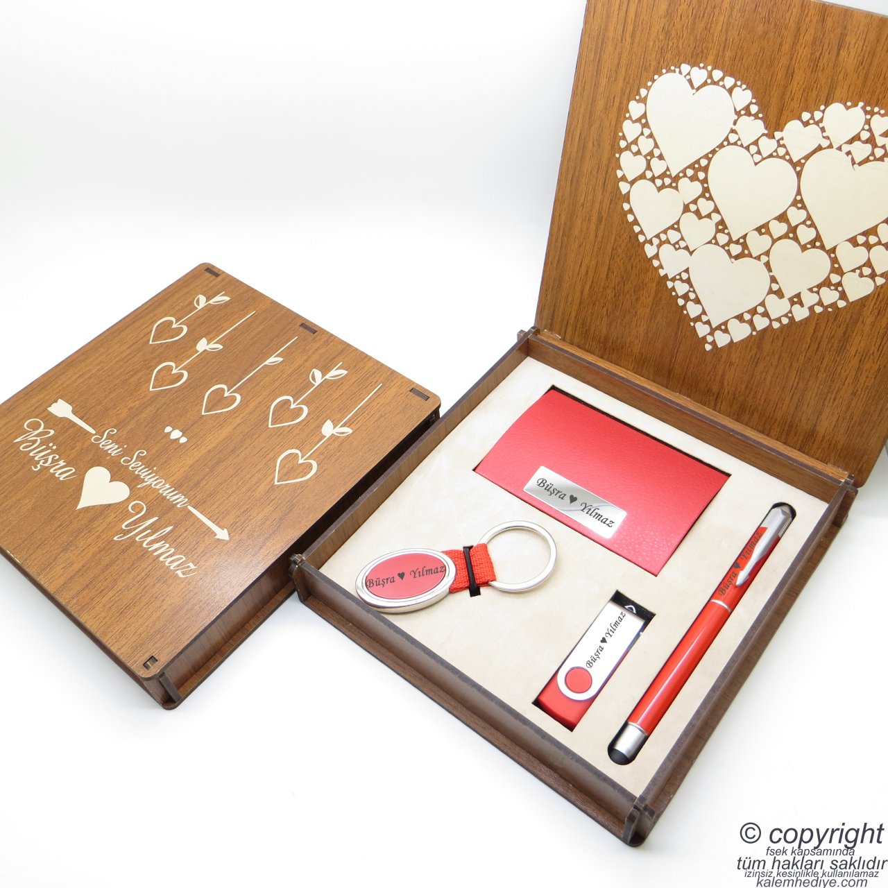 Wings AS105 14 Şubat Sevgililer Günü İsme Özel Ahşap Kutulu Multi Hediyelik Set | Hepsi İsme Özel Kartvizitlik + Usb Bellek + Kalem + Anahtarlık