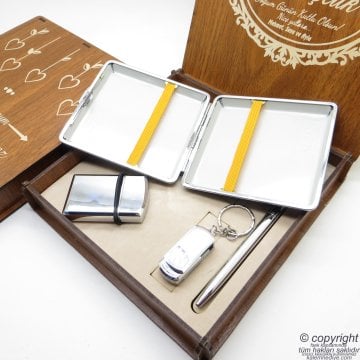 Wings 004 İsme Özel Sigara Tabakası + Çakmak + Kalem + 16Gb Usb Bellek Ahşap Kutulu Hediyelik Set | Hepsi İsme Özel