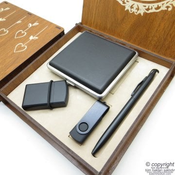 Wings 005 İsme Özel Sigara Tabakası + Çakmak + Kalem + 16Gb Usb Bellek Ahşap Kutulu Hediyelik Set | Hepsi İsme Özel