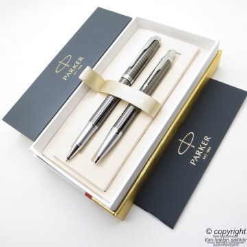 Parker IM Premium Desenli Titanyum Kurşuni Roller Kalem + Tükenmez Kalem Set | İsme Özel Kalem | Hediyelik Kalem