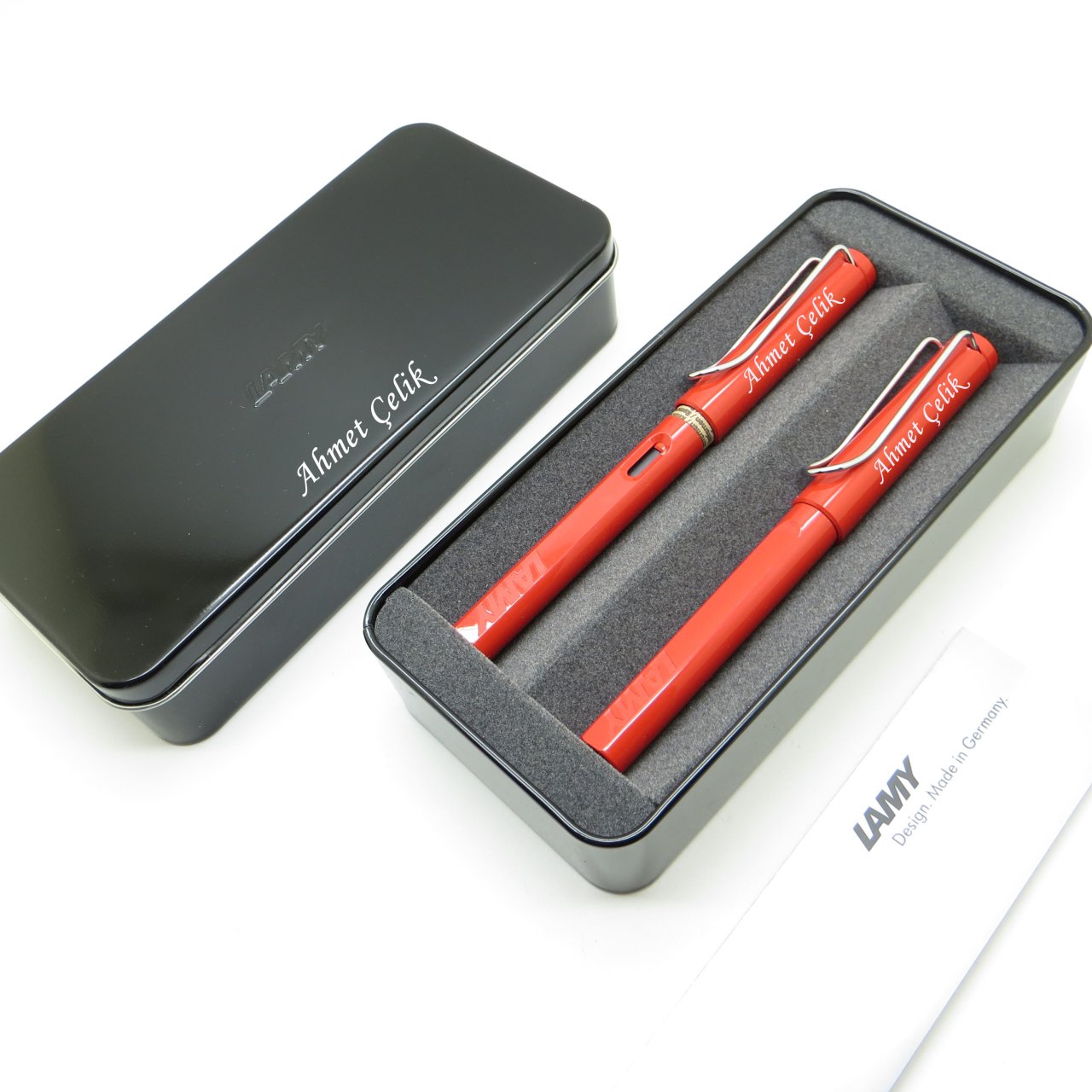 Lamy Safari Kırmızı Dolma Kalem + Roller Kalem Seti + Metal Kutu | İsme Özel