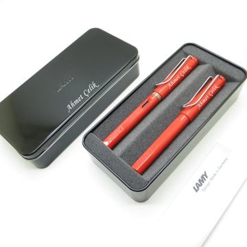 Lamy Safari Kırmızı Dolma Kalem + Roller Kalem Seti + Metal Kutu | İsme Özel