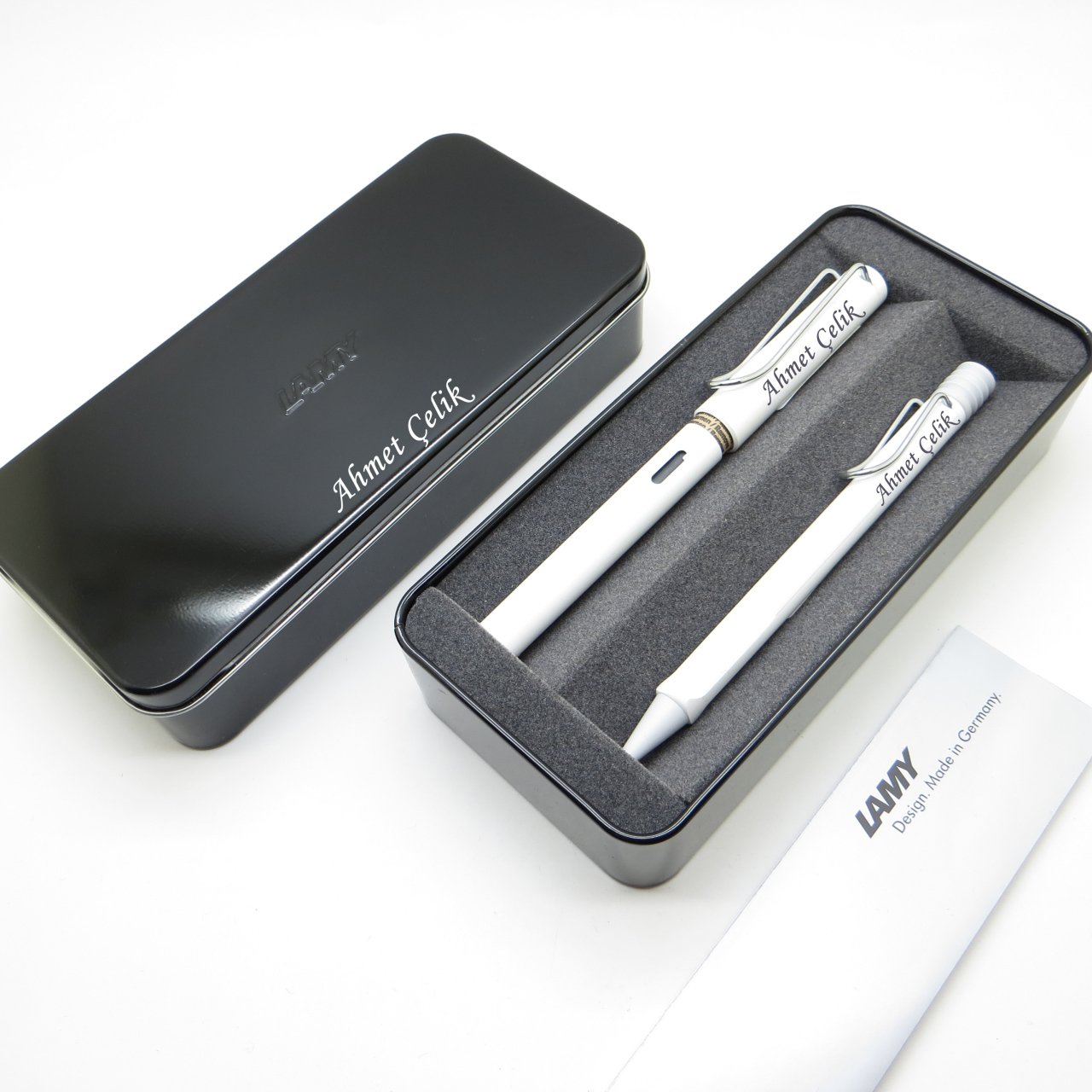 Lamy Safari Beyaz Dolma Kalem + Tükenmez Kalem Seti + Metal Kutu | İsme Özel