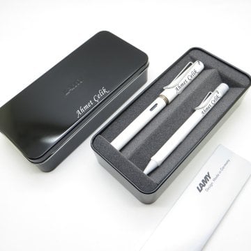 Lamy Safari Beyaz Dolma Kalem + Tükenmez Kalem Seti + Metal Kutu | İsme Özel