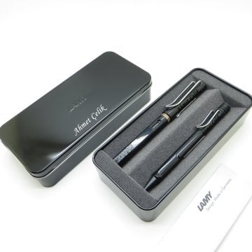 Lamy Safari Siyah Dolma Kalem + Tükenmez Kalem Seti + Metal Kutu | Lamy Kalem | Hepsi İsme Özel