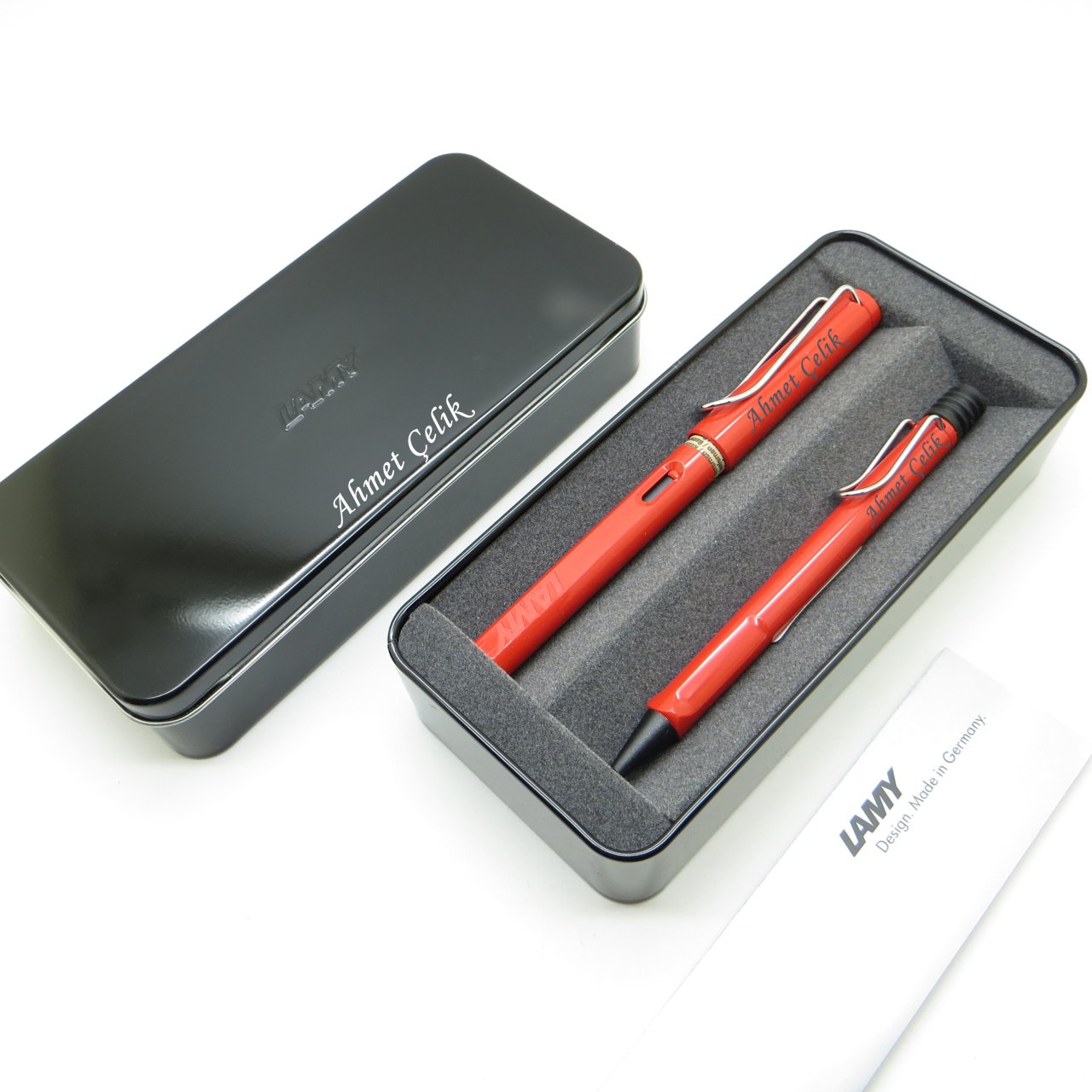 Lamy Safari Kırmızı Dolma Kalem + Tükenmez Kalem Seti + Metal Kutu | Lamy Kalem | Hepsi İsme Özel