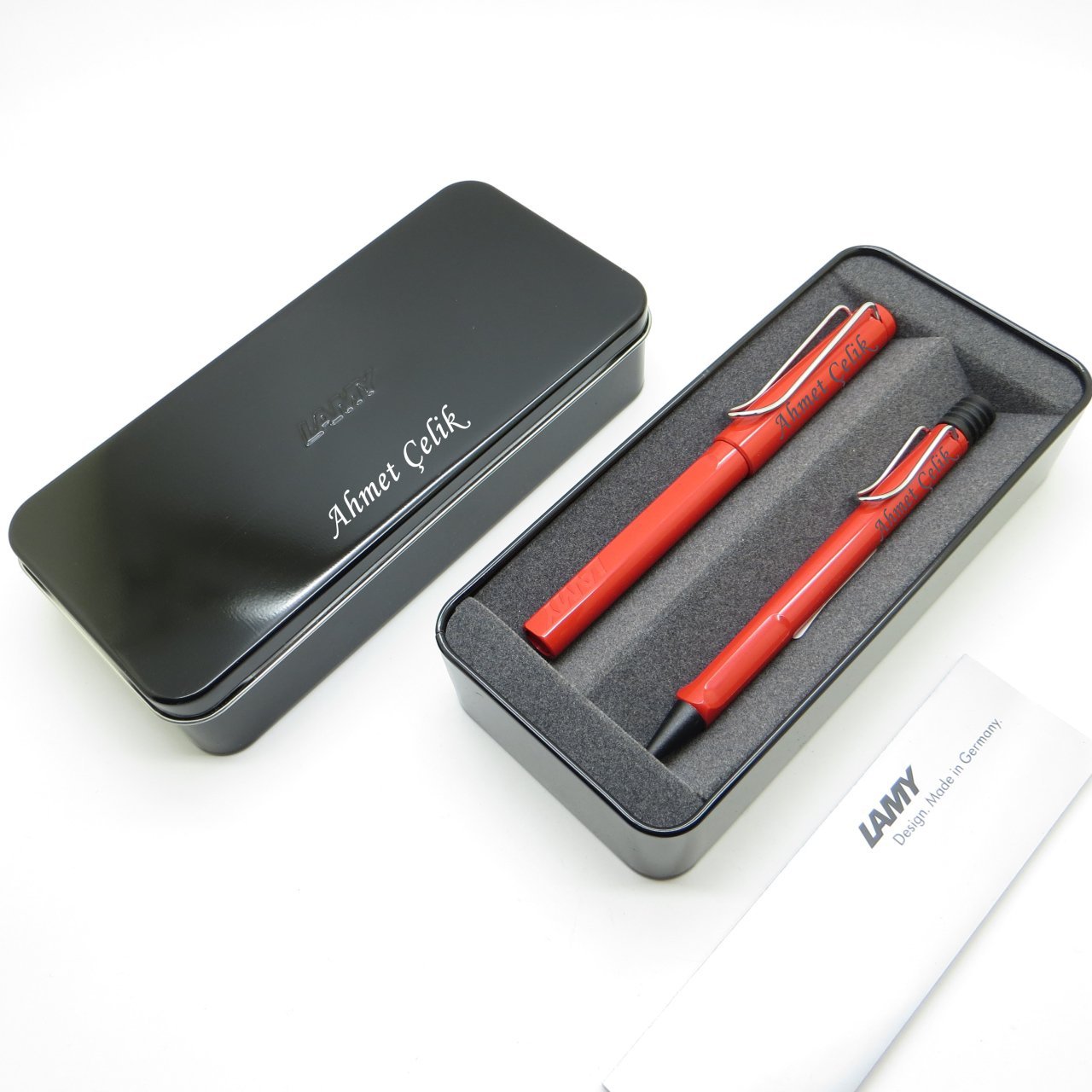 Lamy Safari Kırmızı Roller Kalem + Tükenmez Kalem Seti + Metal Kutu | Lamy Kalem | Hepsi İsme Özel