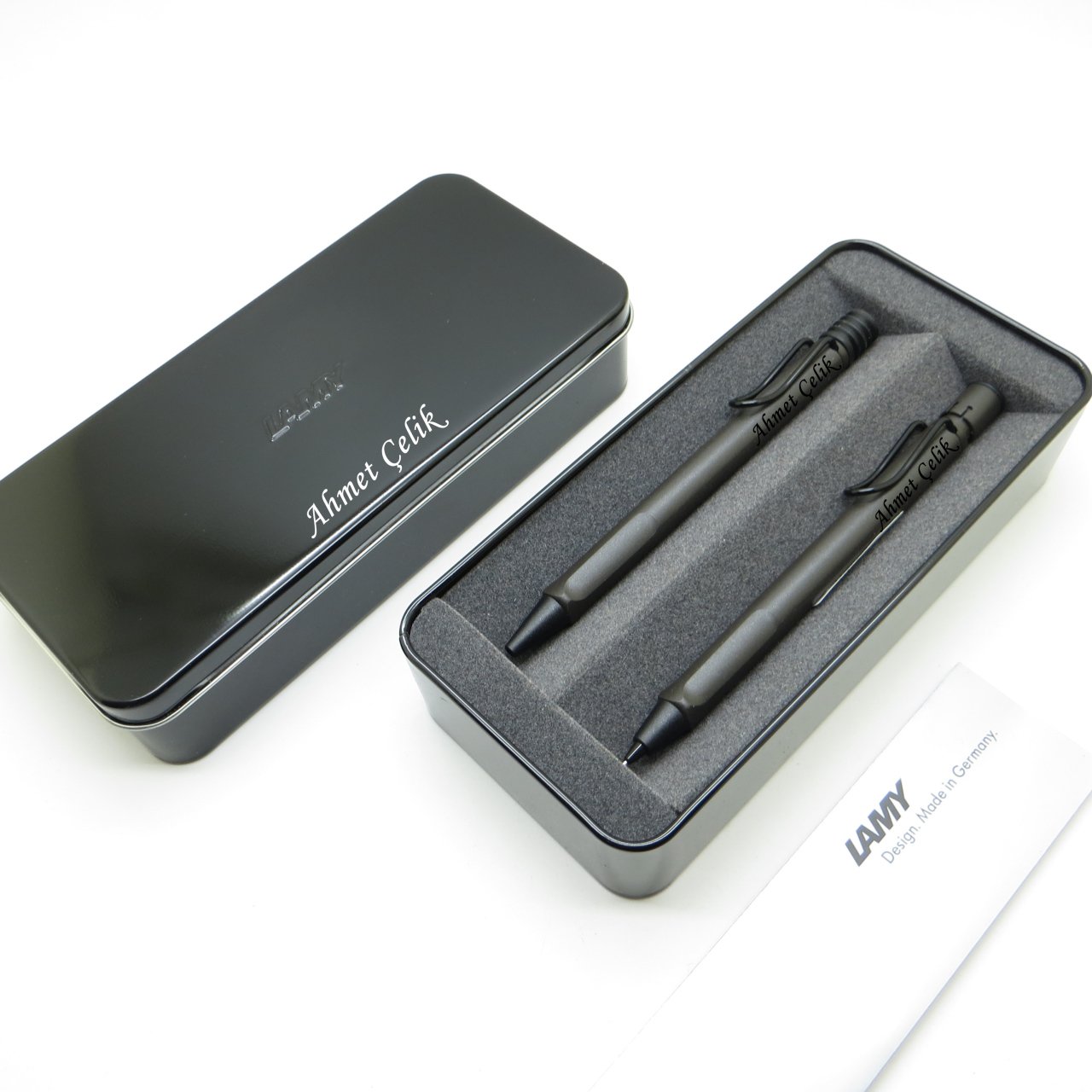 Lamy Safari Mat Siyah Tükenmez Kalem + 05mm Versatil Kalem Seti + Metal Kutu | Lamy Kalem | Hepsi İsme Özel