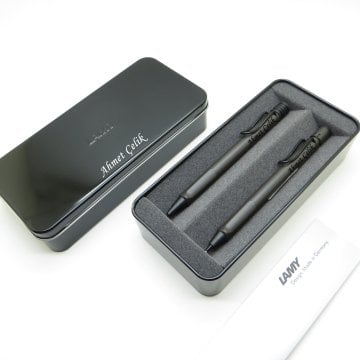 Lamy Safari Mat Siyah Tükenmez Kalem + 05mm Versatil Kalem Seti + Metal Kutu | Lamy Kalem | Hepsi İsme Özel