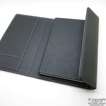 İsme Özel Çantalı Ajanda Tarihsiz + Kalem Hediyelik Set Siyah | 15x23cm., 224sf. Çizgili 80gr. Termo Deri | İsme Özel Defter | MT-226